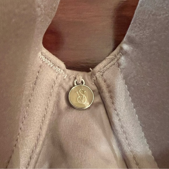 Victoria’s Secret lined Demi Bra - Picture 2 of 4